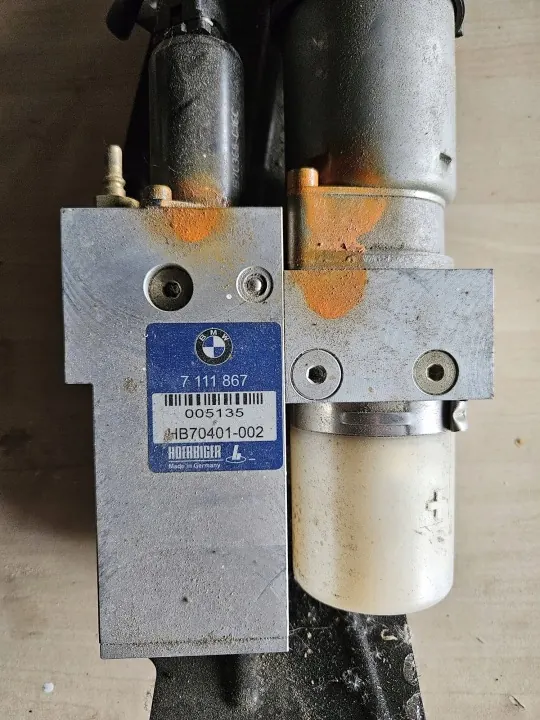 BMW E61 Tavaratilan Luukun Hydrauliikkapumppu OEM 7111867 image 4