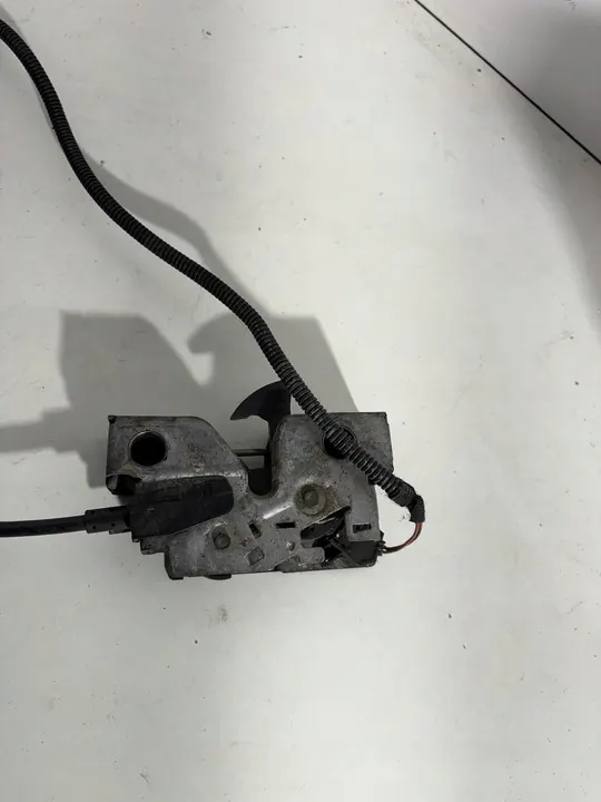 Motorhuvslås VW Touran II image 2