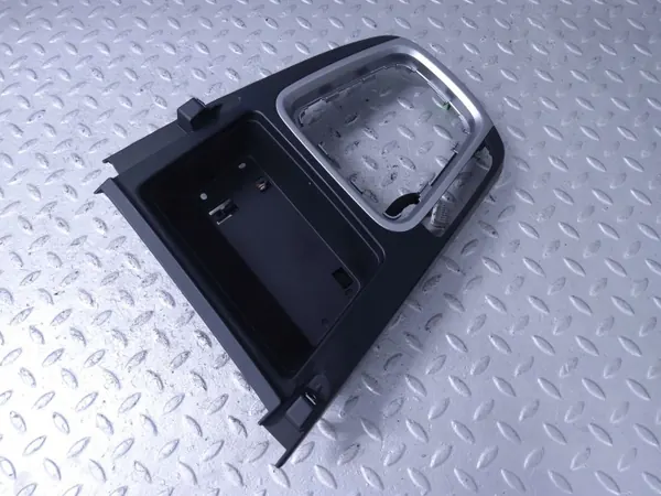 Suporte esquerdo Kia Ceed OEM 84630J7040WK - Usado image 2