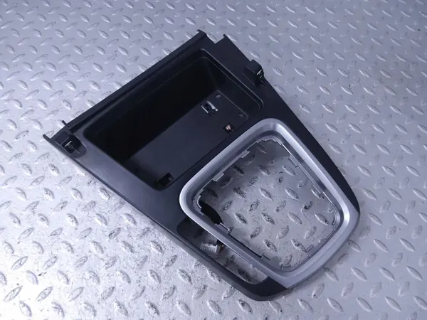 Suporte esquerdo Kia Ceed OEM 84630J7040WK - Usado image 3
