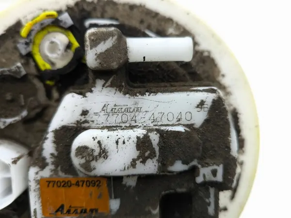Bomba de combustible Lexus CT 200H OEM 7770447040 image 8
