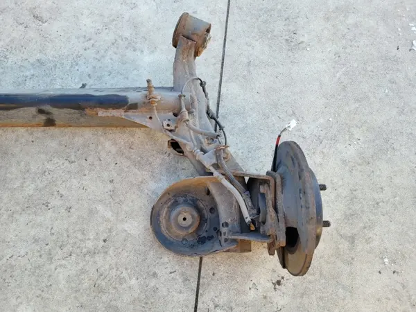 Viga do eixo traseiro OEM PRKA11422165652 Kia Venga image 3