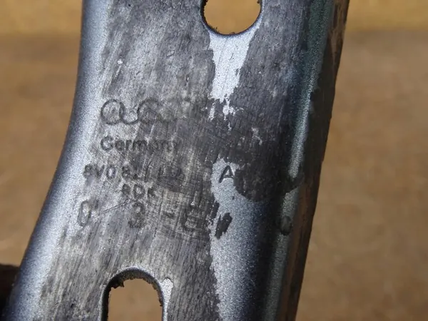 Höger fram skärm fäste AUDI A3 8V 8V0821136C image 10