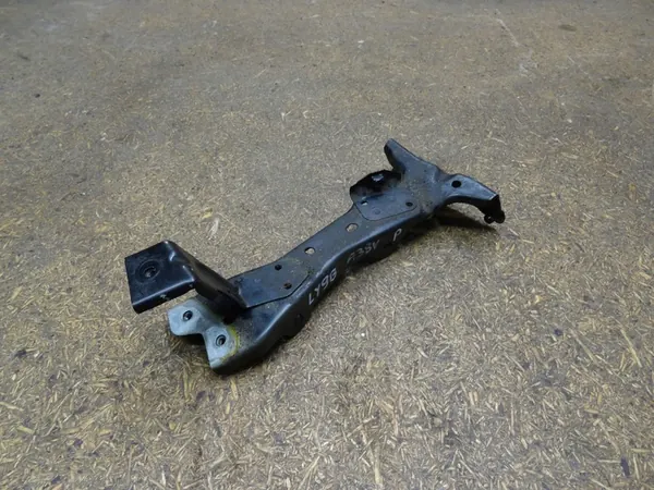 Höger fram skärm fäste AUDI A3 8V 8V0821136C image 2