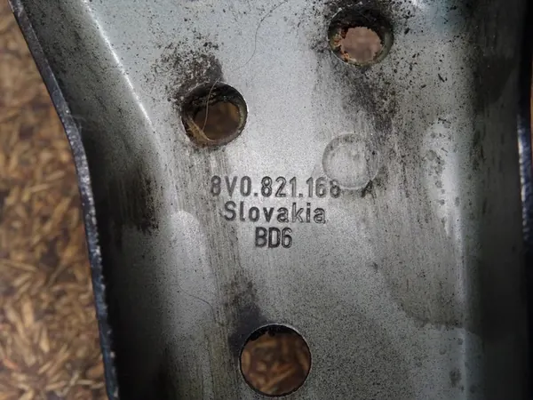 Höger fram skärm fäste AUDI A3 8V 8V0821136C image 3