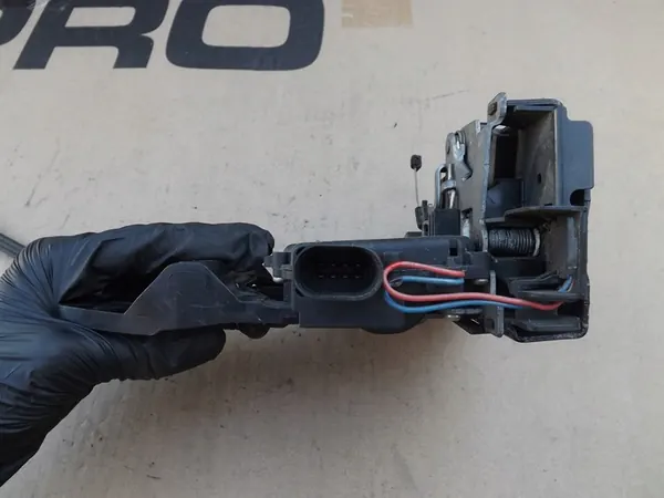 VW Passat B5 Golf IV Vorderes Linkes Türschloss 1J0837867 image 3