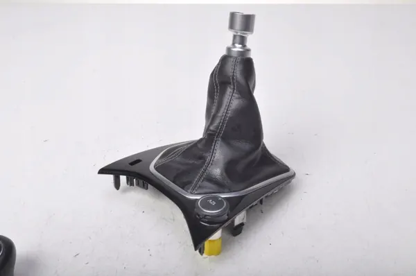 Pomo de cambio Ford Fiesta MK8 OEM 285279 - Usado image 3