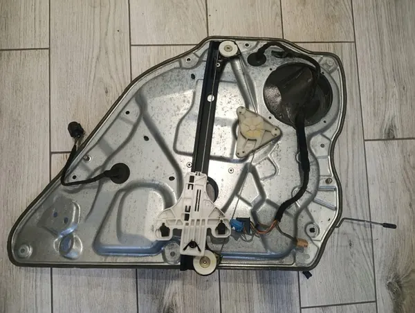 Mecanismo de levantamento de vidro traseiro esquerdo VW Polo 9N image 6