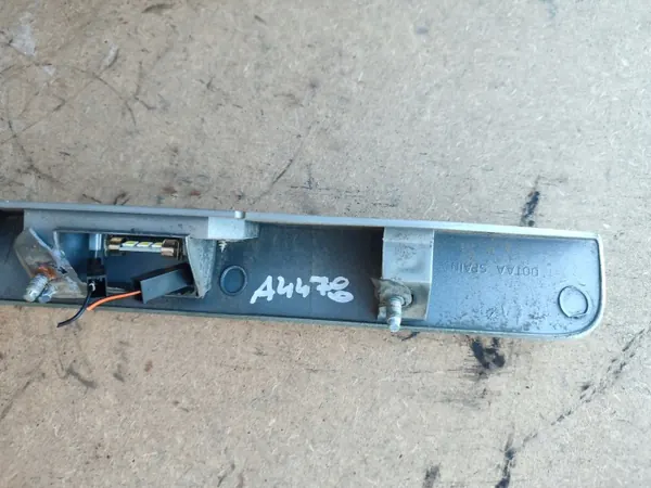 Moldura Portón Trasero Ford OE OEM 3M51-R43404-BF Usado image 6