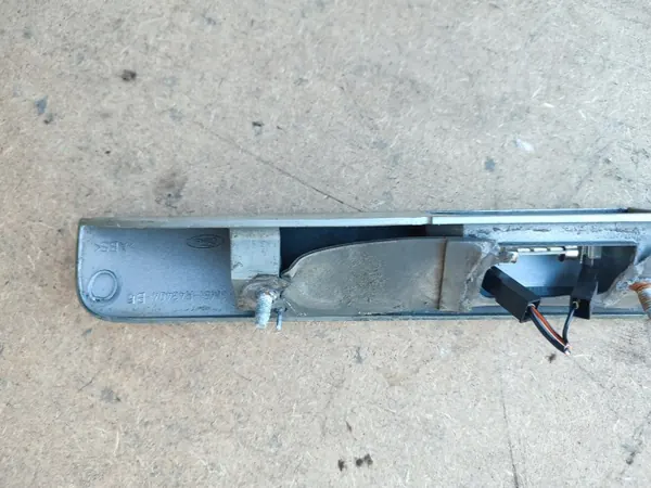 Moldura Portón Trasero Ford OE OEM 3M51-R43404-BF Usado image 8