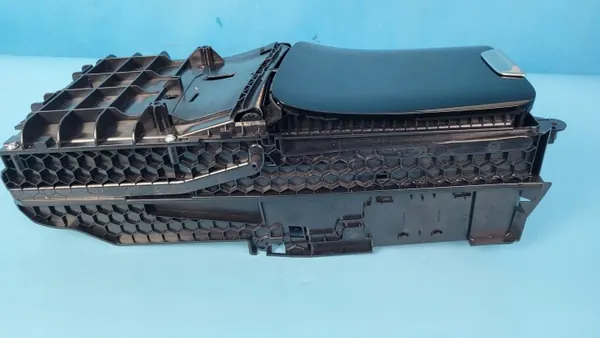 Bac de console centrale Mercedes W206 C200 OEM A2066805705 image 2