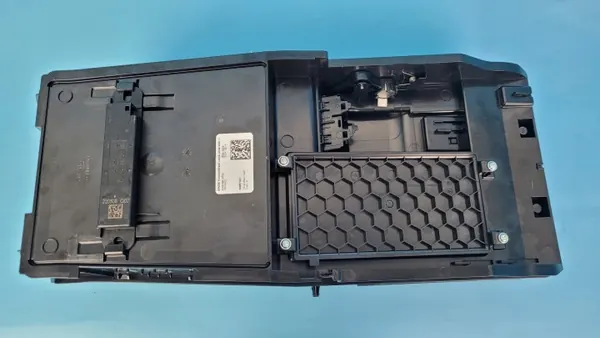 Bac de console centrale Mercedes W206 C200 OEM A2066805705 image 10