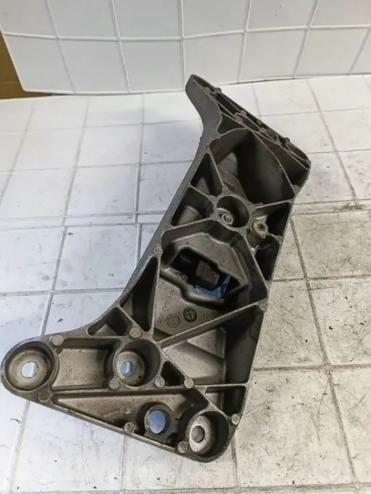 Support de boîte BMW OEM 22326777613 pour Série 5 F10 image 3