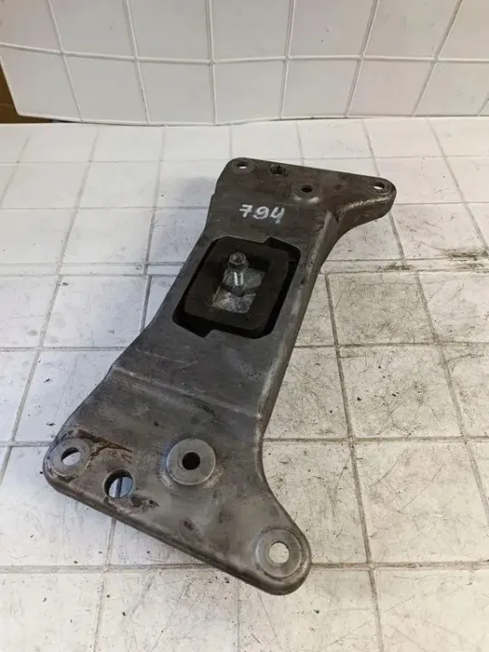 Support de boîte BMW OEM 22326777613 pour Série 5 F10 image 4