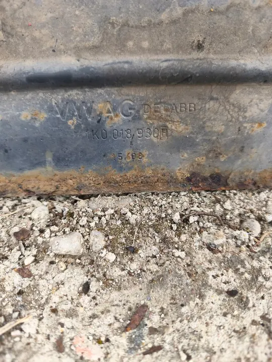 Skoda Octavia II Moottorin kansi 1.9 TDI BXE OEM 1K0018930H image 3