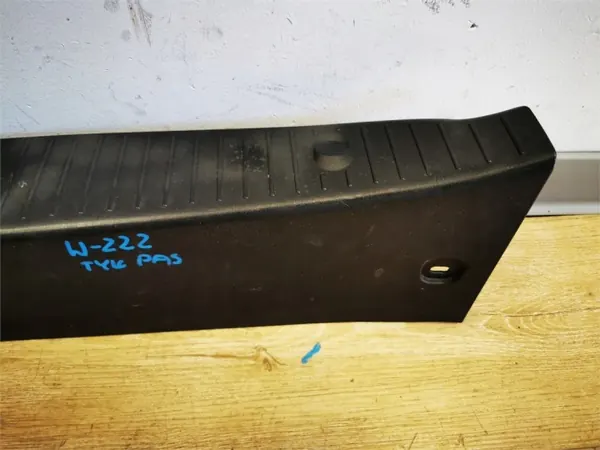 Mercedes S-klass W222 baksätes bältesskydd OEM A2226901141 image 3