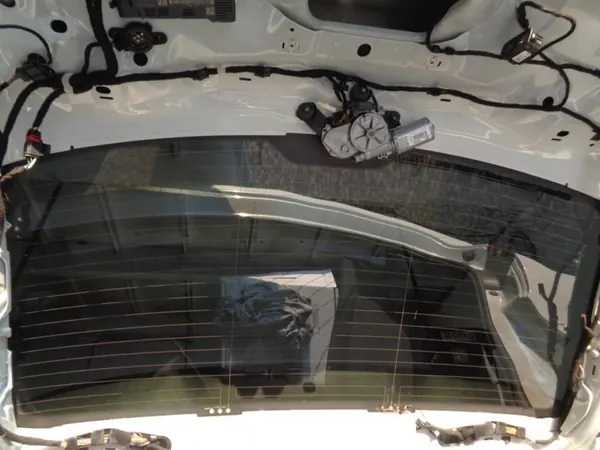 OEM 95B.845.051P Verwarmde achterruit Porsche Macan image 5