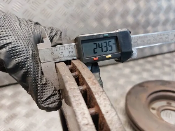 Discos + Pastilhas + Pinças Dianteiras OEM TARCZE PRZÓD image 4