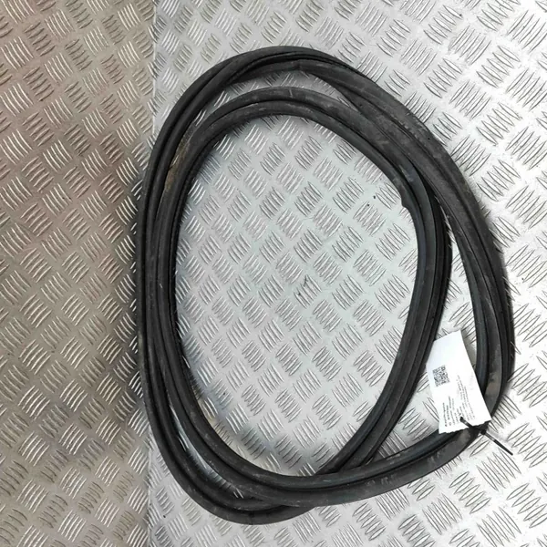 Joint de capot Tesla Model X OEM 148621100C Occasion image 2