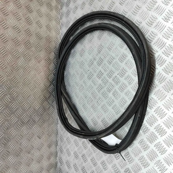 Joint de capot Tesla Model X OEM 148621100C Occasion image 4