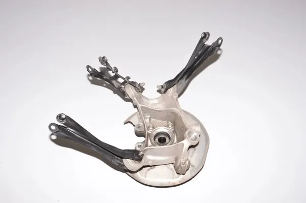 Buje rueda trasera derecha BMW I3 OEM 6867882 - Usado image 3