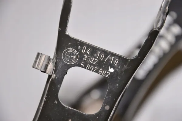 Buje rueda trasera derecha BMW I3 OEM 6867882 - Usado image 7