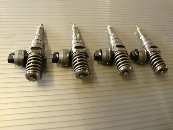 Injetor AUDI A4 B7 VW 1.9TDI BKE 038130073BH image 2