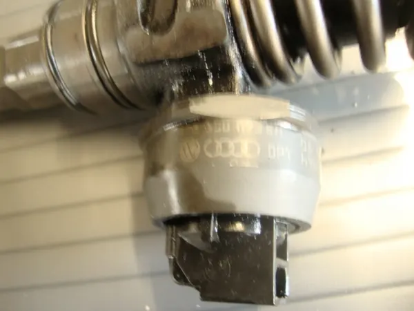 Injetor AUDI A4 B7 VW 1.9TDI BKE 038130073BH image 3