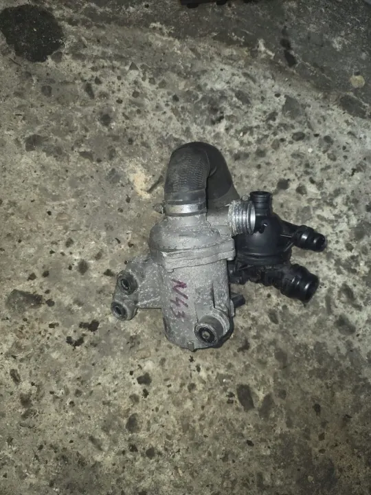 BMW Vattenpump OEM 70285320 för N43B20AY motor image 2