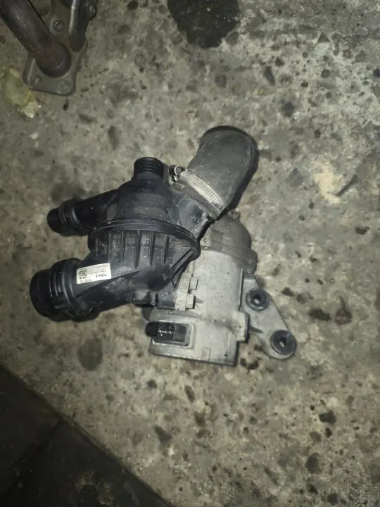 BMW Vattenpump OEM 70285320 för N43B20AY motor image 3