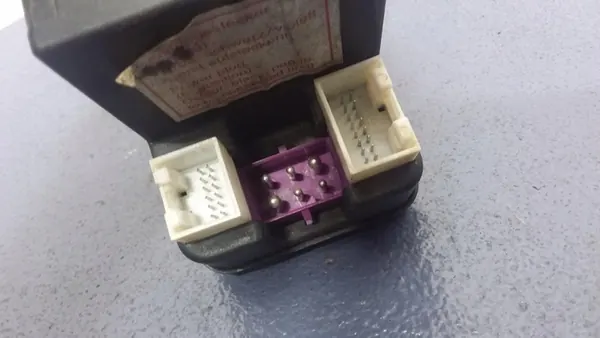 AUDI A4 B5 Central Lås Pump 4A0862257J image 3