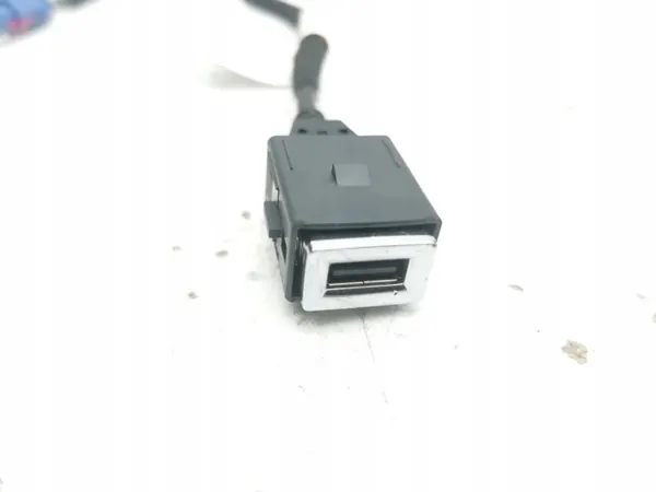 Peugeot 308 USB-uttag OEM 9826717080 - Begagnad image 3