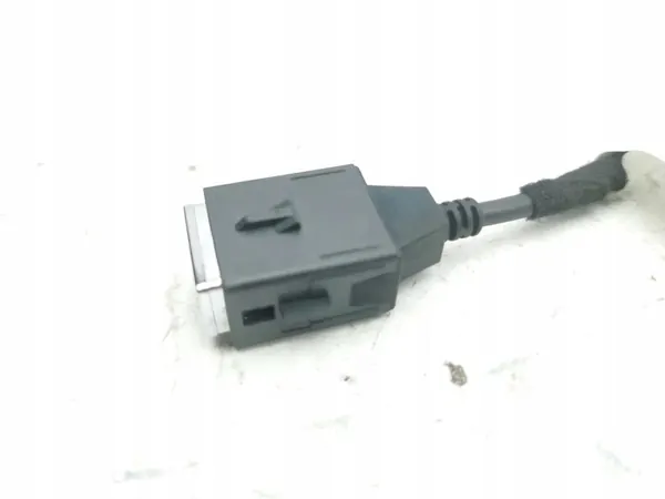 Peugeot 308 USB-uttag OEM 9826717080 - Begagnad image 4