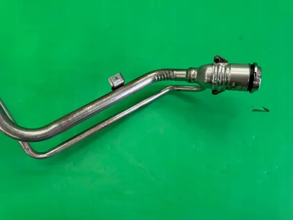 Pescoço de Enchimento Combustível OEM 9A61-9032-BB Ford Fiesta MK7 image 5