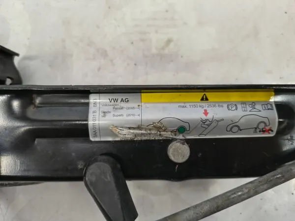 Macaco OEM 3AA011031B para VW Passat B7 - Usado image 4