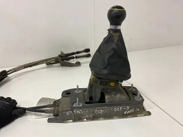 Versnellingspook Volkswagen Golf V 1K0711266M image 3