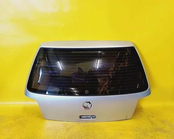 VW Golf IV Tavaratilan kansi lasilla OEM DRC100927 image 2