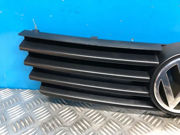 VW POLO 6N Grill Badge 99-02 OEM 6N0853651E image 2