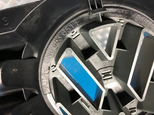 VW POLO 6N Grill Badge 99-02 OEM 6N0853651E image 4