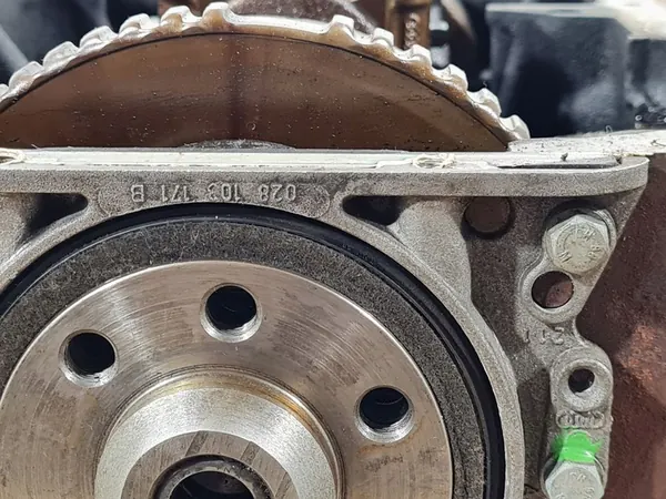 Audi OE 058103021E motorblock image 5