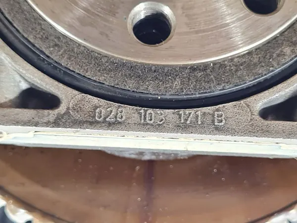 Audi OE 058103021E motorblock image 7