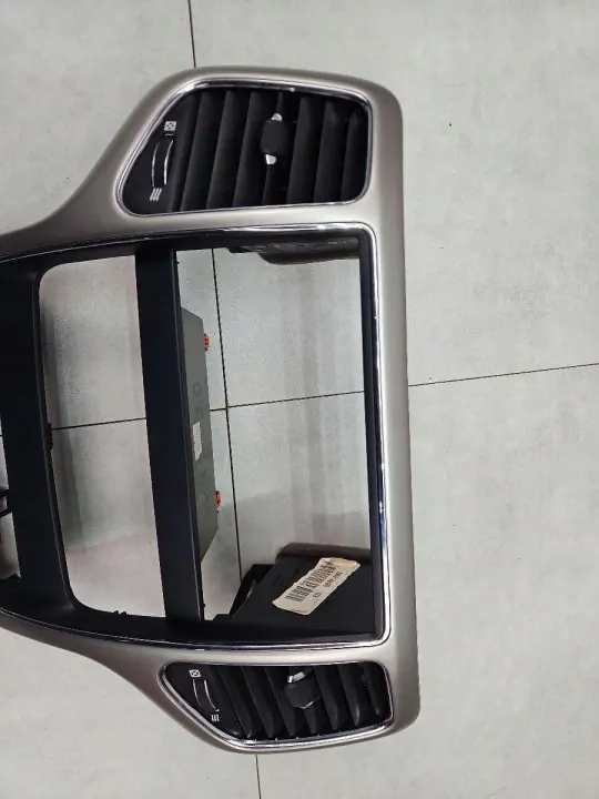Jeep WK2 radioframe & ventilationsgallret - OEM wk2 ramka image 8