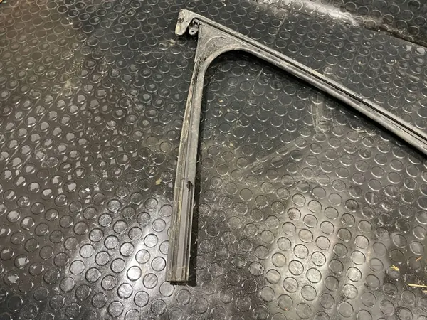 Mazda CX-30 Front links Fensterdichtung OEM E9KG-Y05 image 3