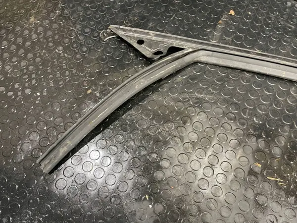 Mazda CX-30 Front links Fensterdichtung OEM E9KG-Y05 image 7