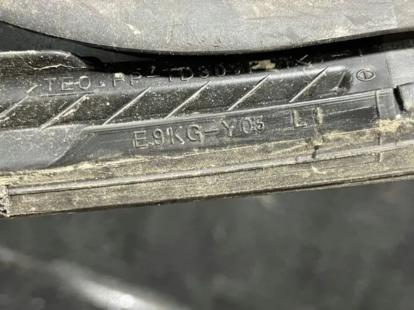 Mazda CX-30 Front links Fensterdichtung OEM E9KG-Y05 image 8