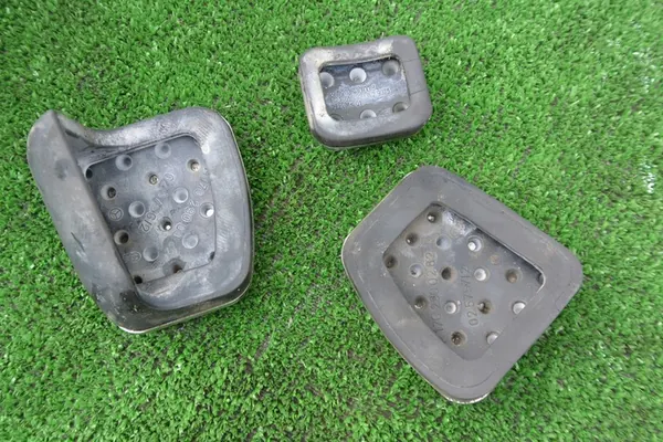 Cubiertas de pedal MERCEDES W204 AMG image 3