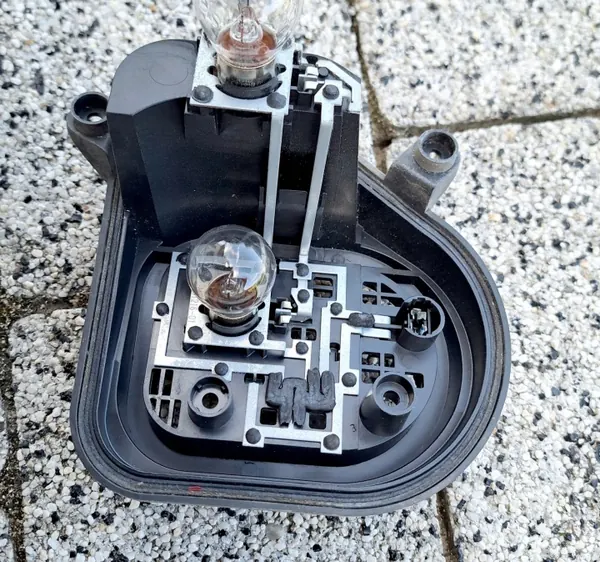 VW Tiguan Vasen Ulkoinen Ajovalokehys OEM 5N0945257D image 2
