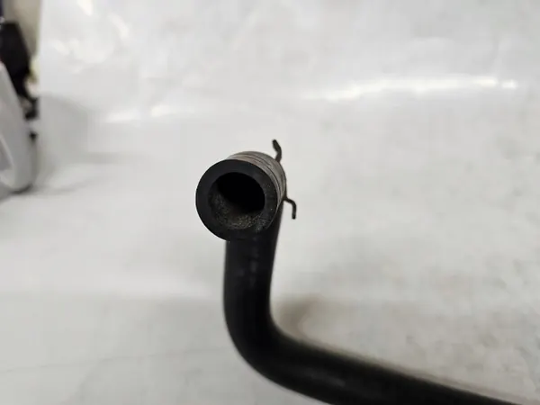 Tuyau de ventilation filtre à charbon OEM 4M0201997K Audi Q7 image 4