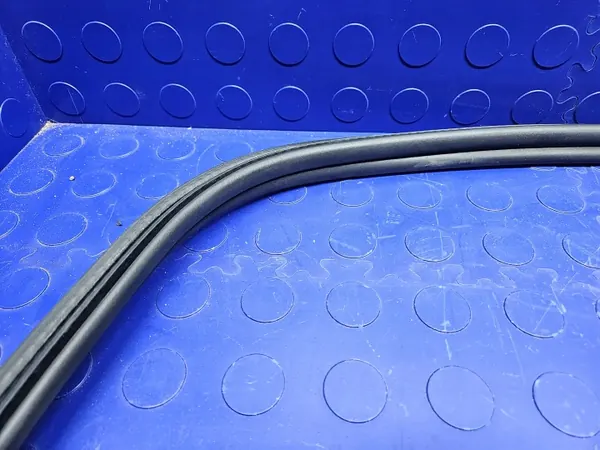 Junta de porta-malas Audi A3 8Y OEM 8Y5827705B image 6