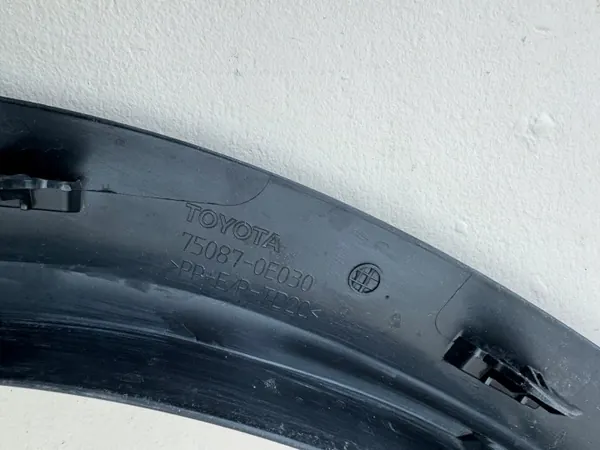 OEM 75087-0E030 Salpicadero trasero derecho Toyota Highlander image 9